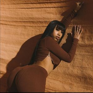 Tordrobes deep cut top with side zippers